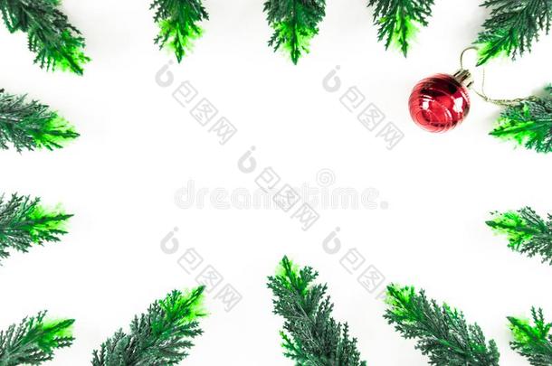 圣诞节框架或b或der从绿色的松树树叶和红色的球采用