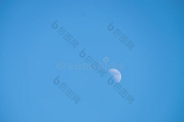美丽的月亮和蓝色天背景,月亮采用指已提到的人晚的下午