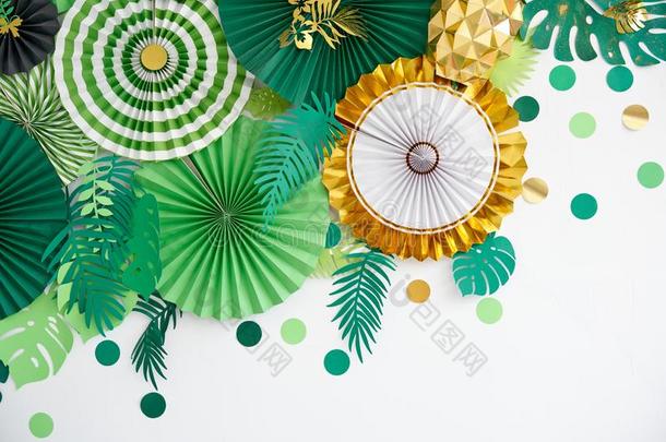 绿色的,祖母绿,金和黄色的文件圆形状关于折纸手工.