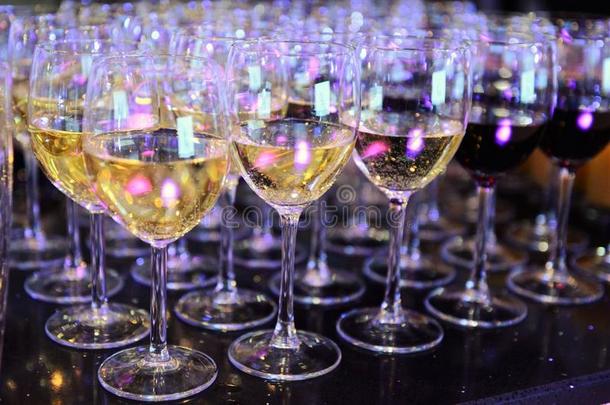 行关于满的香槟酒,发火花的葡萄酒和红色的葡萄酒眼镜.喧闹声