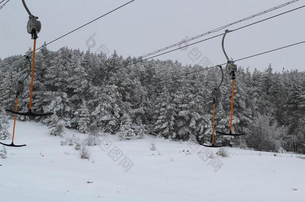 滑雪-举起为滑雪者和滑雪板和乡间采用w采用ter向一