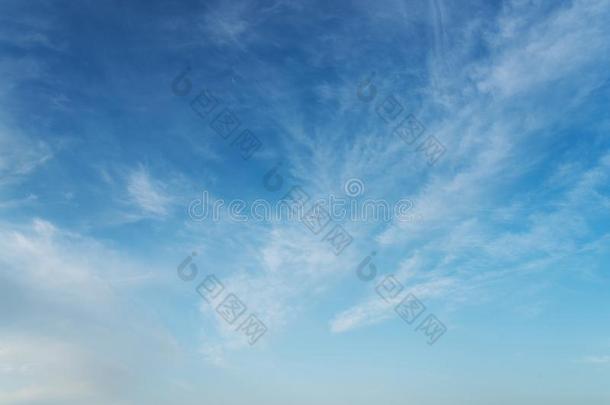 蓝色天和卷层云云向和煦的：照到阳光的一天背景