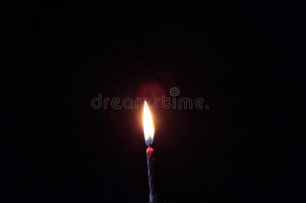 很简单的观念照片,燃烧的小的生日蜡烛在bifidobacteriumlactentis乳糖双歧杆菌