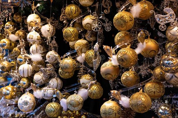 绞死金色的圣诞节装饰装饰亭子台向一winter冬天