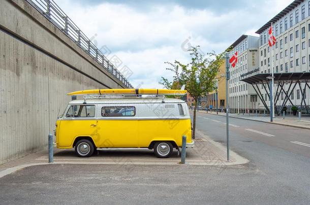 哥本哈根.丹麦.七月22need需要.2019.美丽的黄色的小型公共汽车wickets三柱门