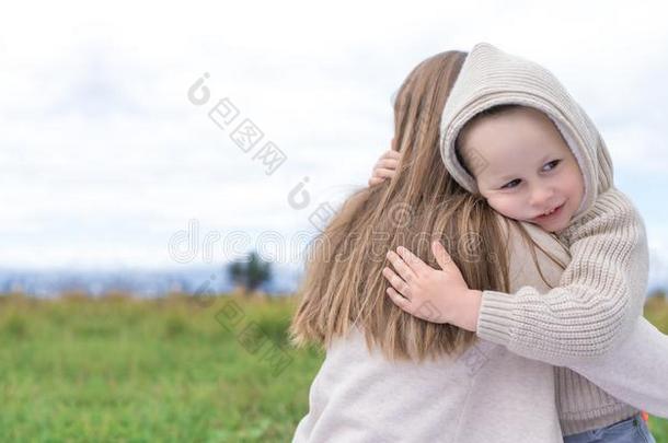 幸福的家庭妈妈女人和小的男孩热烈地拥抱在周末.热烈地拥抱,
