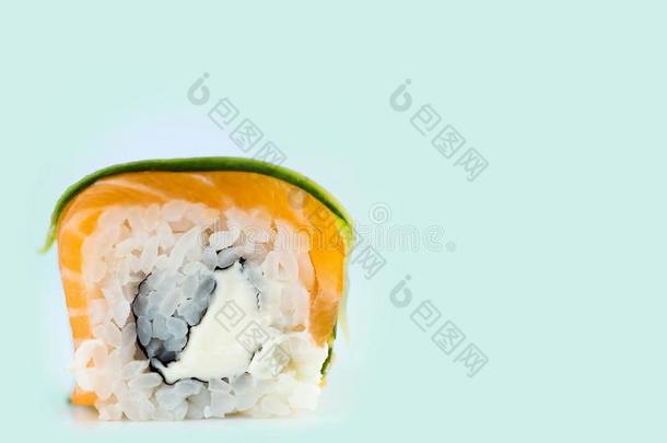 传统的新鲜的日本人寿司名册向薄荷背景