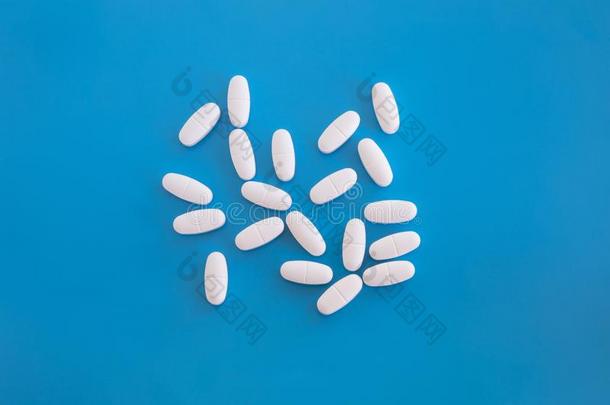 白色的药丸关于营养的增补钙,镁向blue蓝色