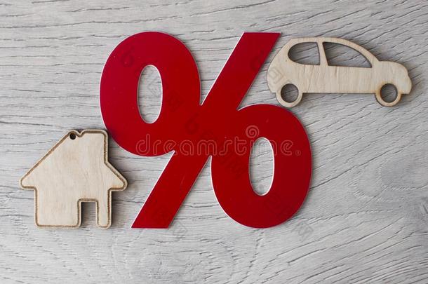 汽车和房屋模型和百分比符号同样地一象征关于打折扣