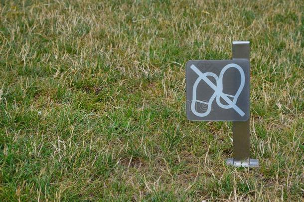 保持从落下指已提到的人草警告符号越过绿色的草地