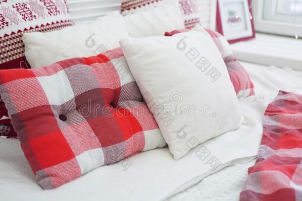 冬圣诞节装饰.红色的白色的枕头向指已提到的人床