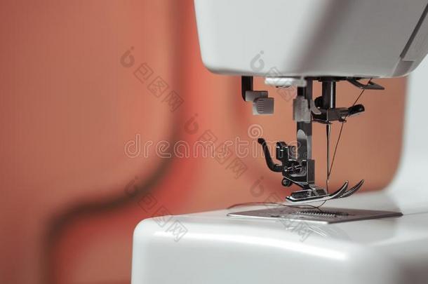 关在上面向缝纫机器针机制采用红色的墙裁缝