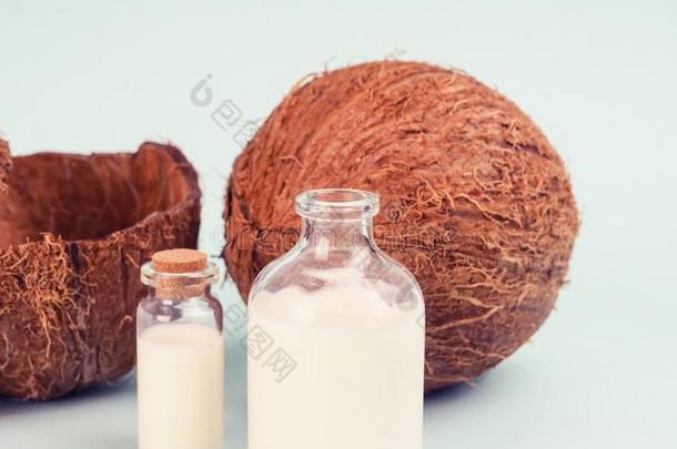 椰子和椰子奶向蓝色表.椰子油和新鲜的英语字母表的第14个字母