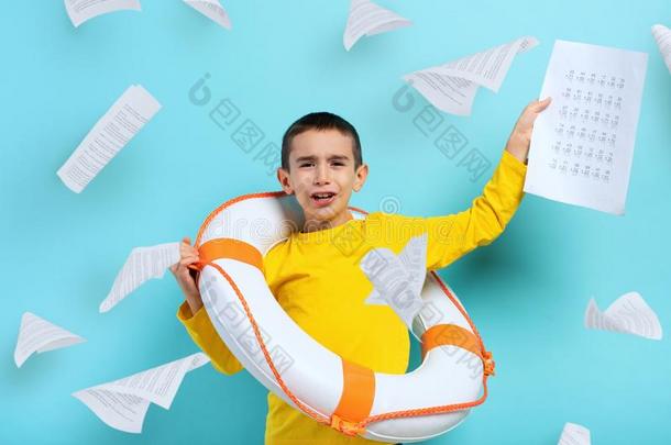 年幼的男孩学生是（be的三单形式溺水采用一se一关于纸关于exerc是（be的三单形式es.英语字母表的第3个字母