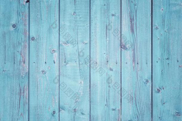 栅栏从老的描画的板.空的光蓝色背景和