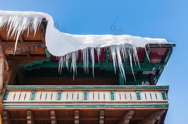 大的冰柱和雪绞死越过指已提到的人雨排水沟向一屋顶关于一