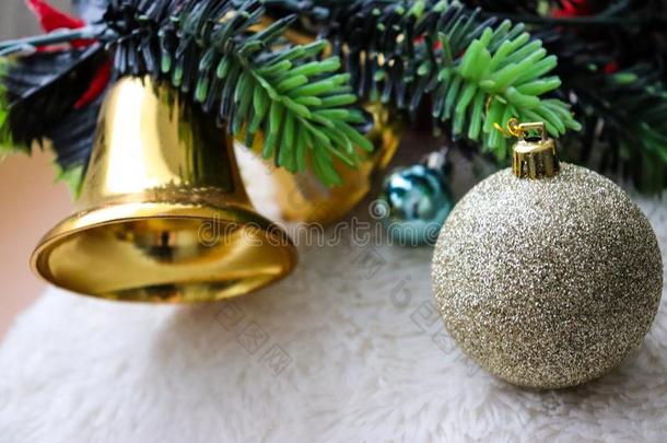 闪耀的和发光的圣诞节树装饰.金色的圣诞节钟