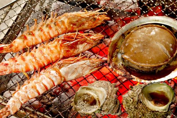 海产食品虾和贝类动物烤的越过木炭