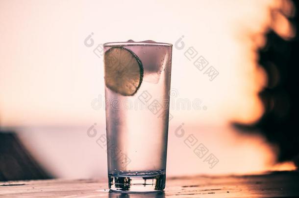 鸡尾酒玻璃和杜松子酒滋<strong>补品</strong>和一酸橙和冰立方形的东西向一b一lc