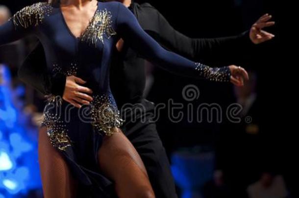 女人和男人跳舞者拉丁美洲人国际的跳舞