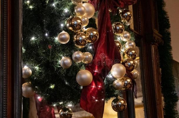传统的圣诞节花环使从发光的玻璃圣诞节balancing平衡