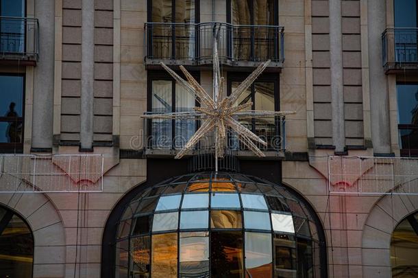 老的石头建筑物外部和发光的圣诞节星装饰