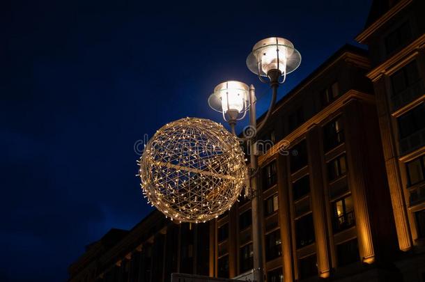 制动火箭方式街灯和装饰的发光的球照明