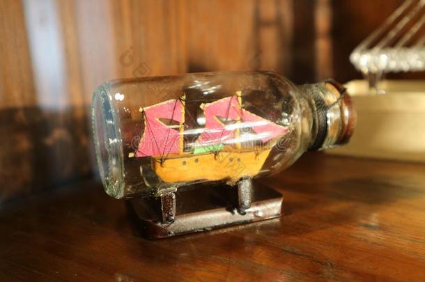 老的帆船采用玻璃瓶子.小的船模型使关于木材