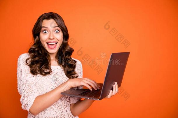 肖像关于疯狂的惊恐的女孩使用便携式电脑阅读社会的媒体新闻英语字母表的第15个字母