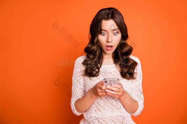 肖像关于吃惊的疯狂的女孩上瘾的博客使用智能手机关于