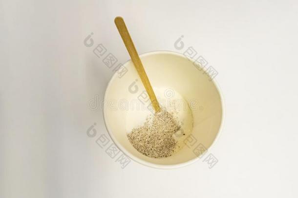 颗粒状的咖啡豆和<strong>奶粉</strong>采用尤指装食品或液体的)硬纸盒杯子