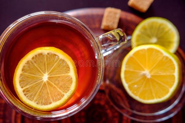杯子关于黑的茶水和柠檬