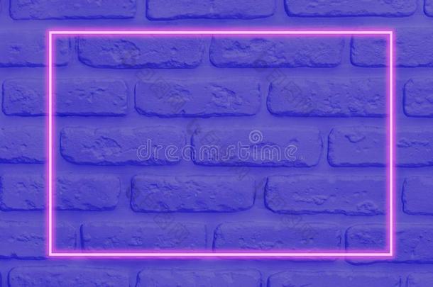 充满生机的蓝色砖墙布局和粉红色的氖灼热的框架.vaporizingoil汽化油