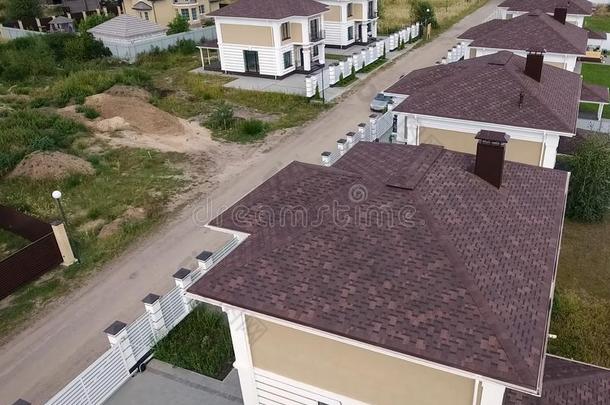 含沥青的瓦片为一屋顶.房屋和一屋顶从一含沥青的