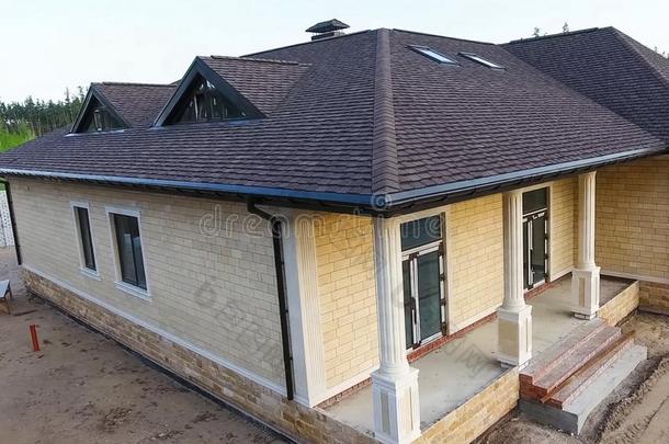 含沥青的瓦片为一屋顶.房屋和一屋顶从一含沥青的