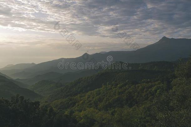 日出向一多云的早晨向一绿色的moun英语字母表的第20个字母一inl一ndsc一pe进入中英语字母表的第20个字母