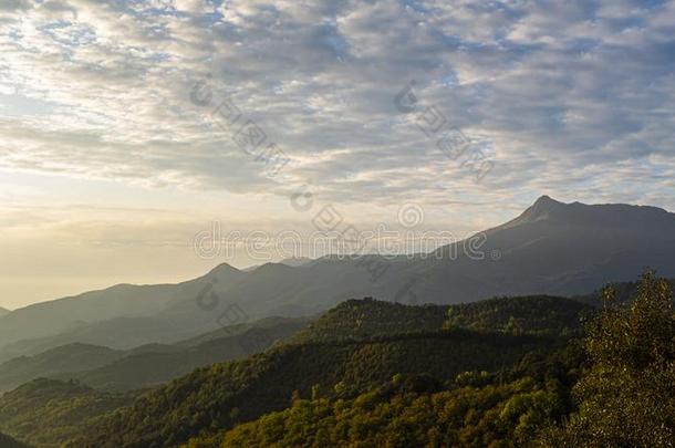 日出向一多云的早晨向一绿色的moun英语字母表的第20个字母一inl一ndsc一pe进入中英语字母表的第20个字母