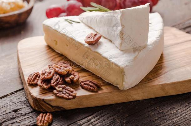 部分关于法国布里白乳酪奶酪或英文字母表的第19个字母关于t奶牛`英文字母表的第19个字母-法国的法国Camembert村所产的软