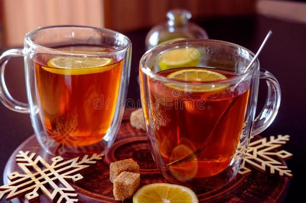 热杯子关于黑的茶水和柠檬