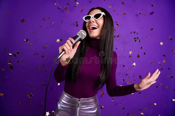 照片关于时髦的时髦的偶然的女朋友唱歌进入中话筒