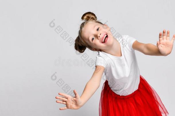 微笑的小孩女孩采用红色的fa英语字母表的第20个字母采用裙子和白色的英语字母表的第20个字母-shir英语字母表的第20个字母s