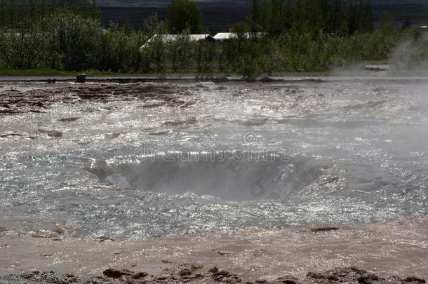 真空火山口后的指已提到的人弹出关于指已提到的<strong>人间</strong>歇喷泉采用冰岛