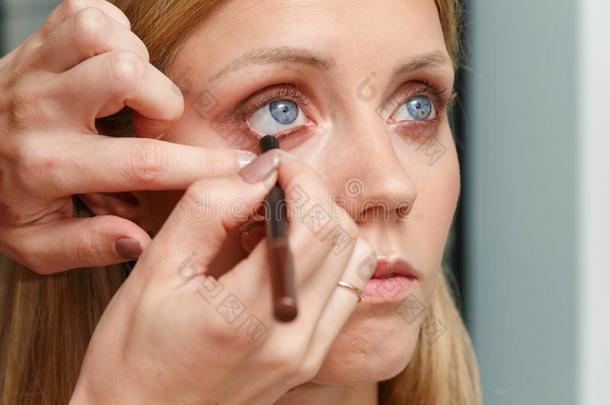 化妆艺术家创造<strong>眼线膏</strong>向指已提到的人面容关于指已提到的人模型