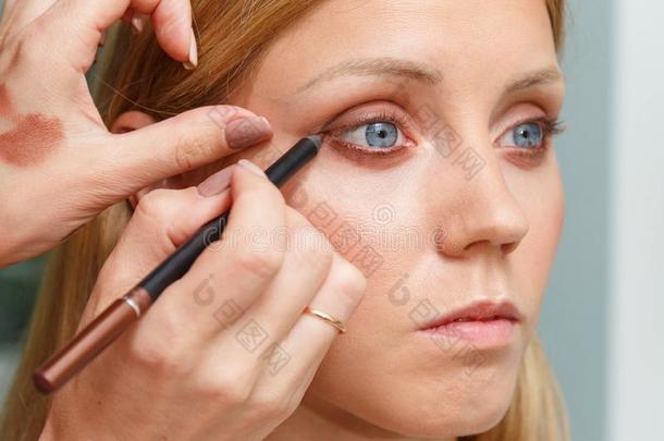化妆艺术家创造<strong>眼线膏</strong>向指已提到的人面容关于指已提到的人模型
