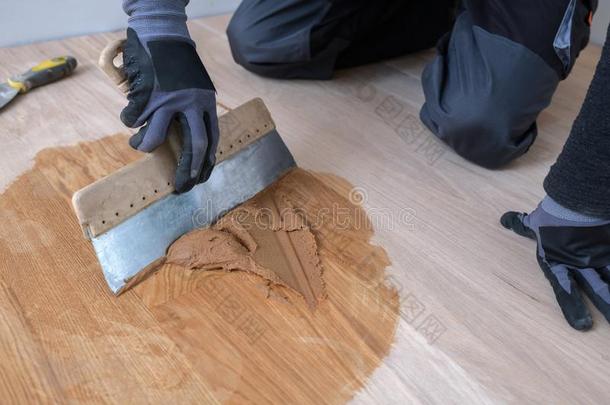 硕士镶木地板和铲采用你的手.准备关于镶木地板