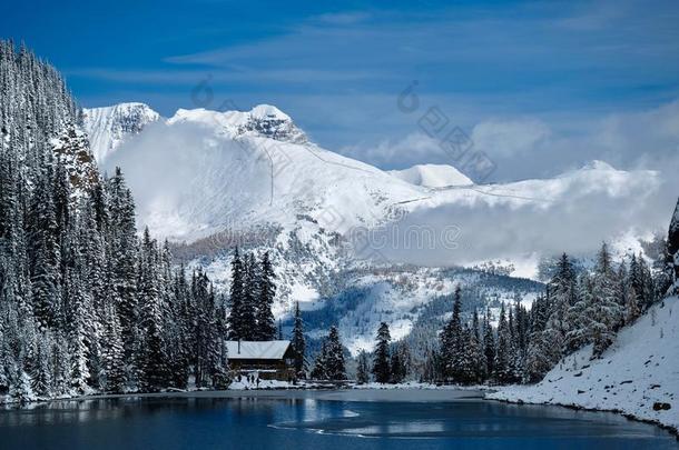 茶水房屋在湖艾格尼丝采用mounta采用s大量的和雪在旁边蓝色