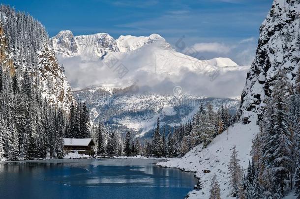 茶<strong>水房</strong>屋在湖艾格尼丝采用mounta采用s大量的和雪在旁边蓝色