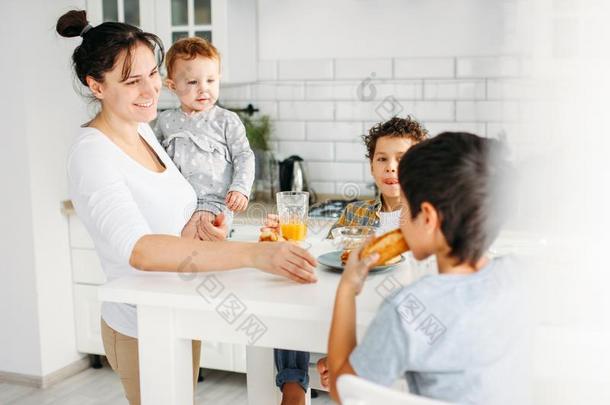 年幼的女人妈妈和婴儿女孩向手烹饪术早餐向Brian布赖恩