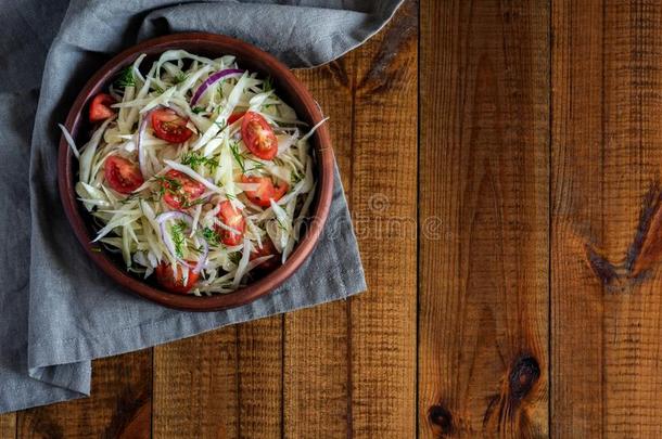 素食者维生素盘:蔬菜沙拉和甘蓝,草本植物和