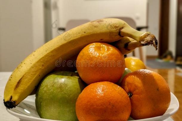 健康的成果苹果<strong>香</strong>蕉和橙采用<strong>一碗</strong>向一t一ble